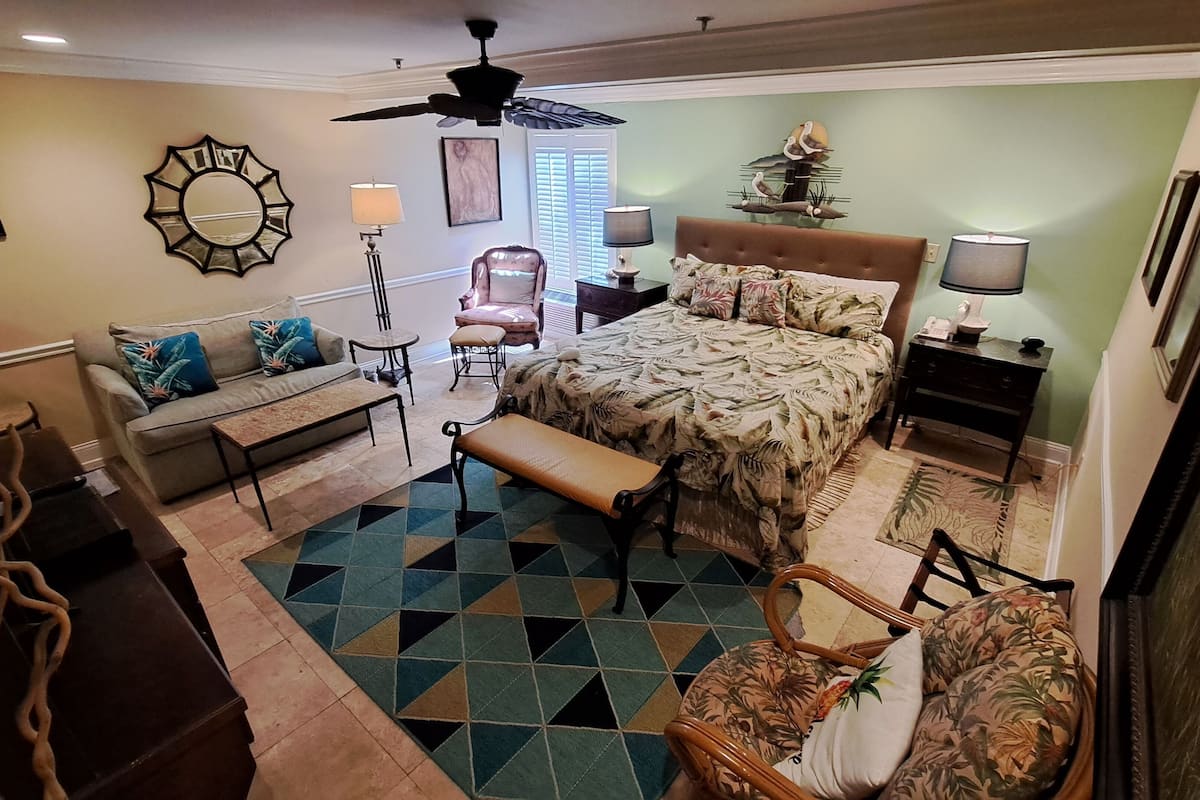 Junior Suite King 106 | Premium bedding, individually decorated, individually furnished