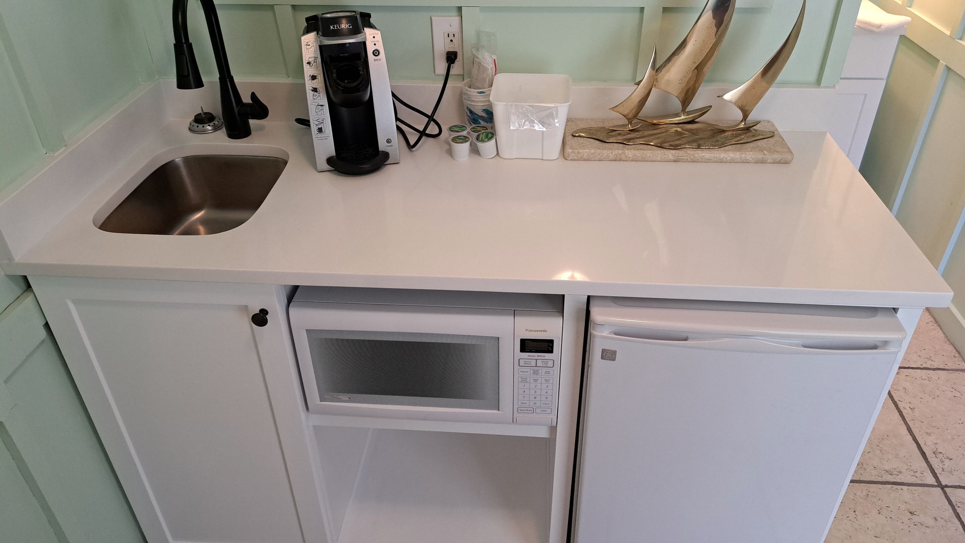 king room 100 | premium bedding, individually decorated, individually furnished