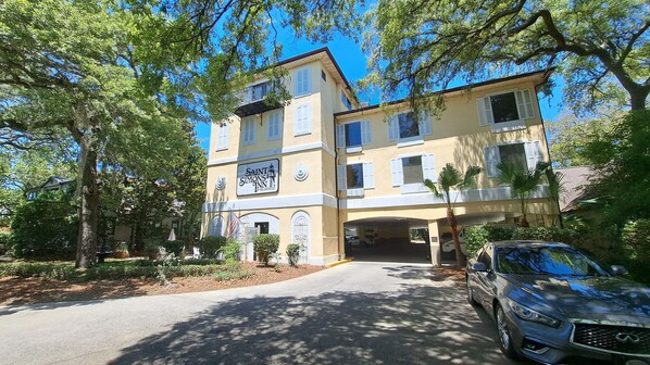 A two-story building with a sign reading "SANT SIMON'S TOWNHOUSE".