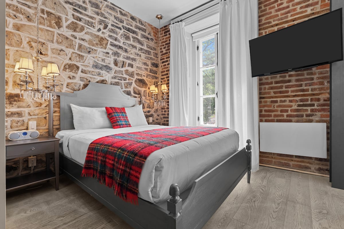 Deluxe-Zimmer, 1 Queen-Bett | Hochwertige Bettwaren, Daunenbettdecken, Pillowtop-Betten