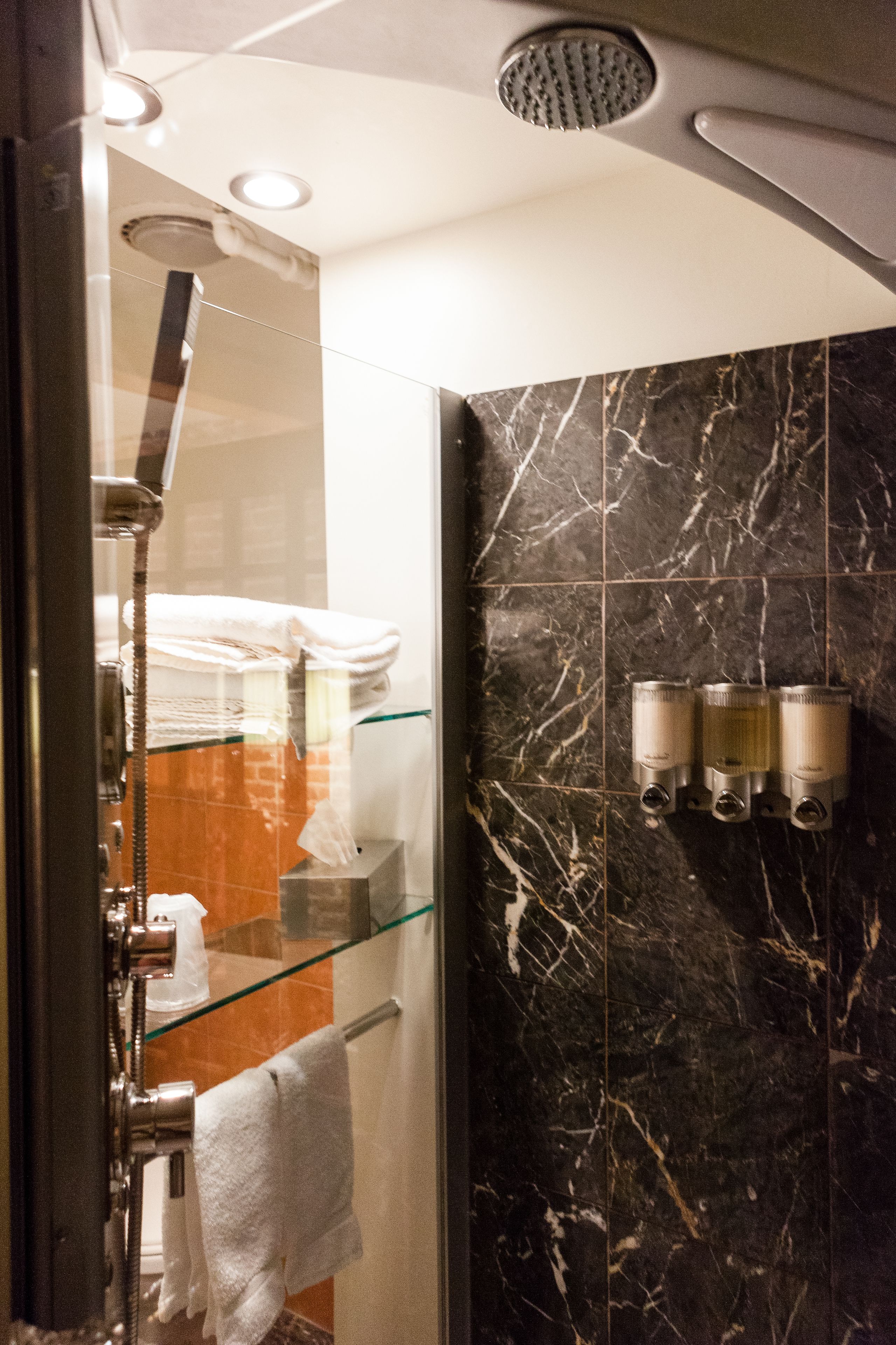 standard room | bathroom | free toiletries, hair dryer, towels