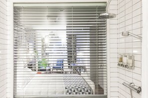 Junior Suite, City View | Bathroom | Free toiletries, hair dryer, towels - Auberge Place d'Armes (Québec City)