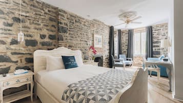 Junior Suite, City View | Peralatan tempat tidur premium, tilam berlapik