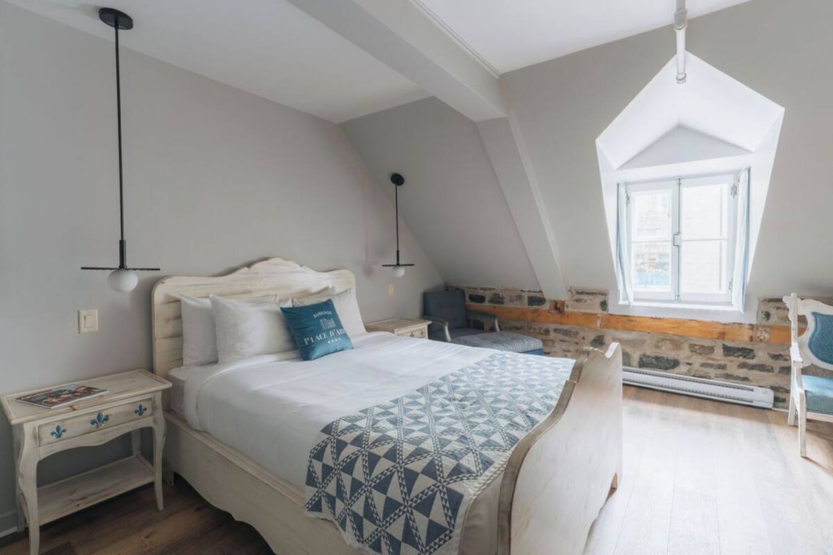 Deluxe Room, 1 Queen Bed | Premium bedding, pillowtop beds, desk, blackout drapes