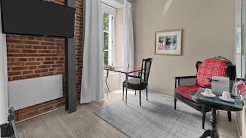Deluxe Room, 1 Queen Bed | Living area