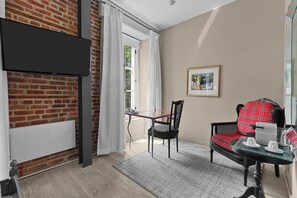 Deluxe Room, 1 Queen Bed | Living area | 32-inch LCD TV with cable channels, TV, DVD player - Auberge Place d'Armes (Québec City)