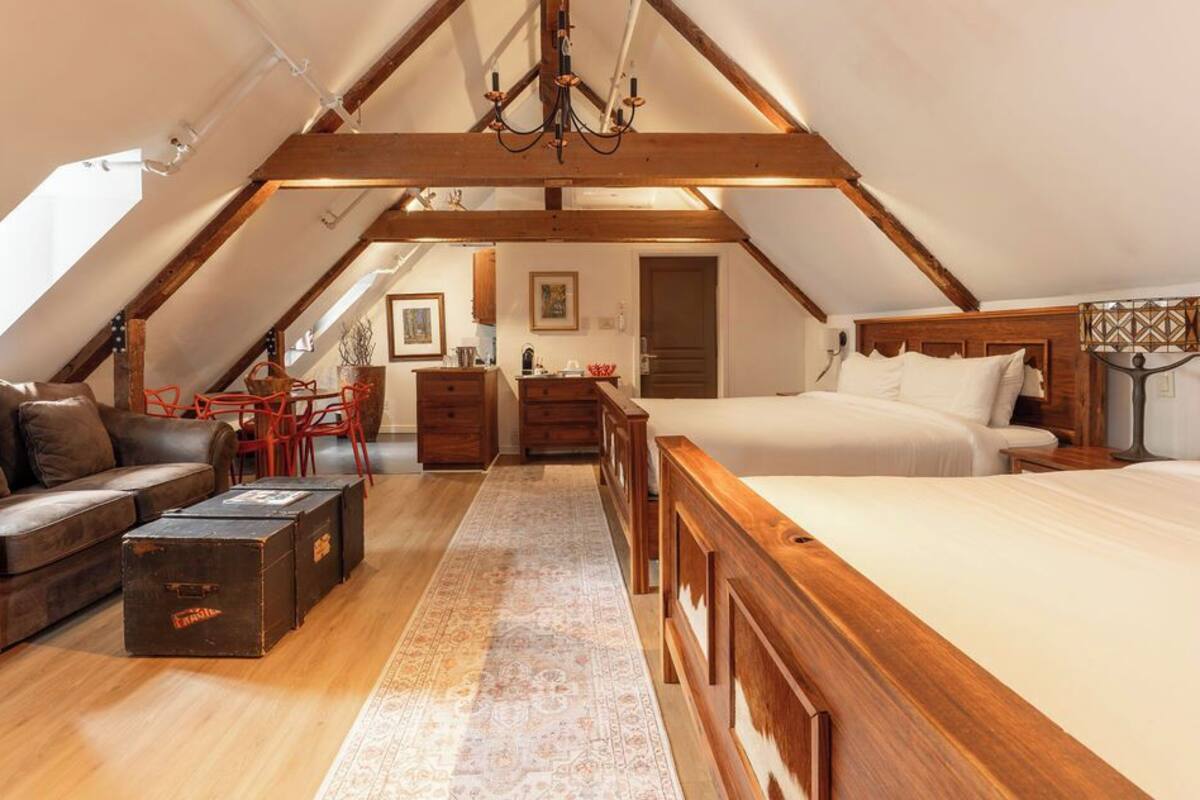 Loft | Premium bedding, pillowtop beds, desk, blackout drapes