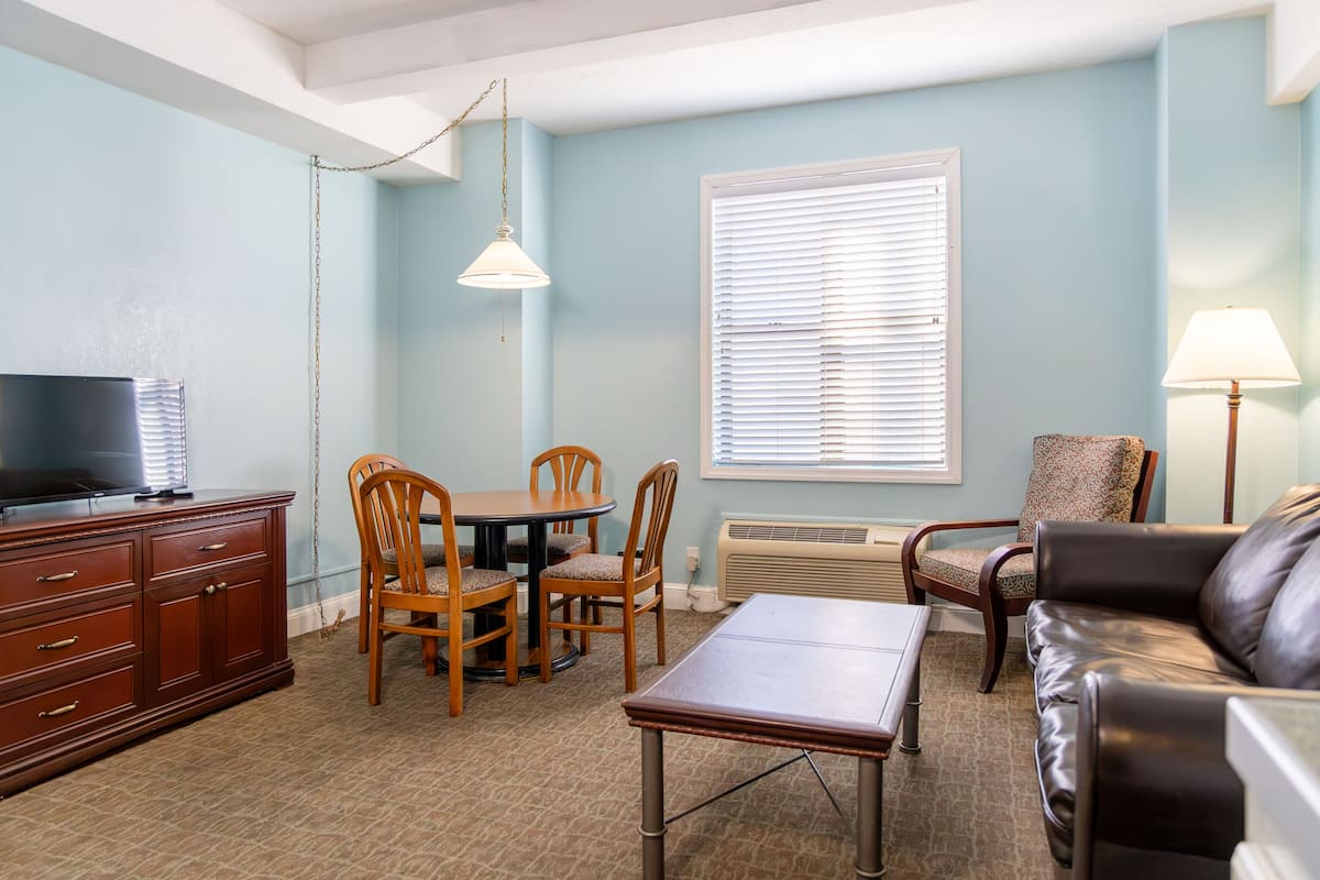 Suite, 1 Bedroom | Living area