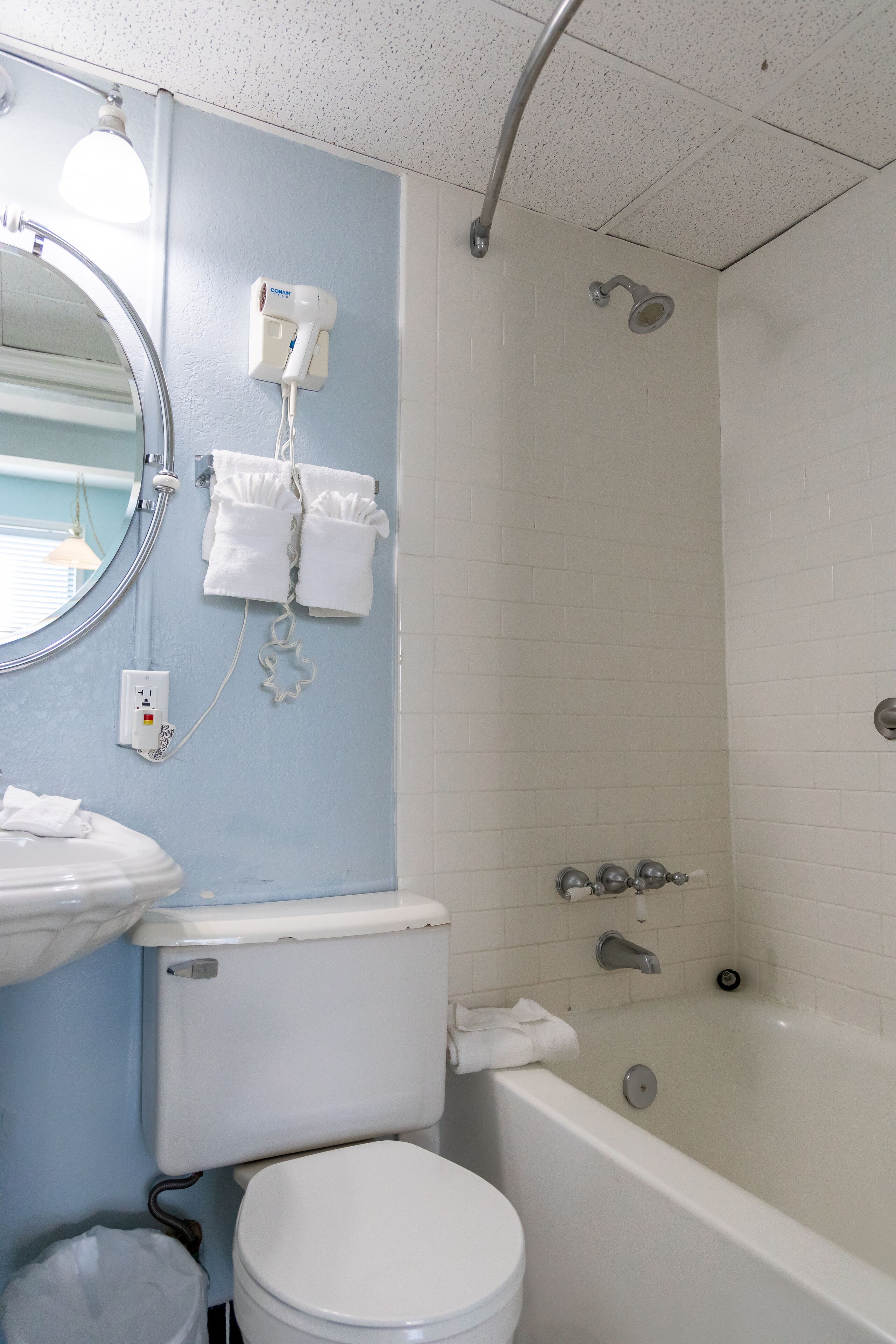 A bathroom with a toilet, sink, and bathtub.