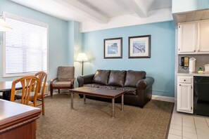 Suite, 1 soverom | Oppholdsområde | En 19-tommers TV med kabel-kanaler