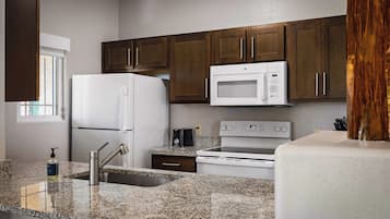 Appartement, 2 slaapkamers, keuken | Gemeenschappelijke keuken | Een koelkast, een magnetron, een kookplaat, kookgerei, borden en bestek