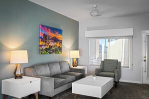 شقة - غرفة نوم واحدة - بمطبخ | منطقة المعيشة | تلفزيون إل سي دي، مدفأة