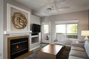 Condo, 2 habitaciones, cocina | Área de sala de estar | Televisión LCD y chimenea