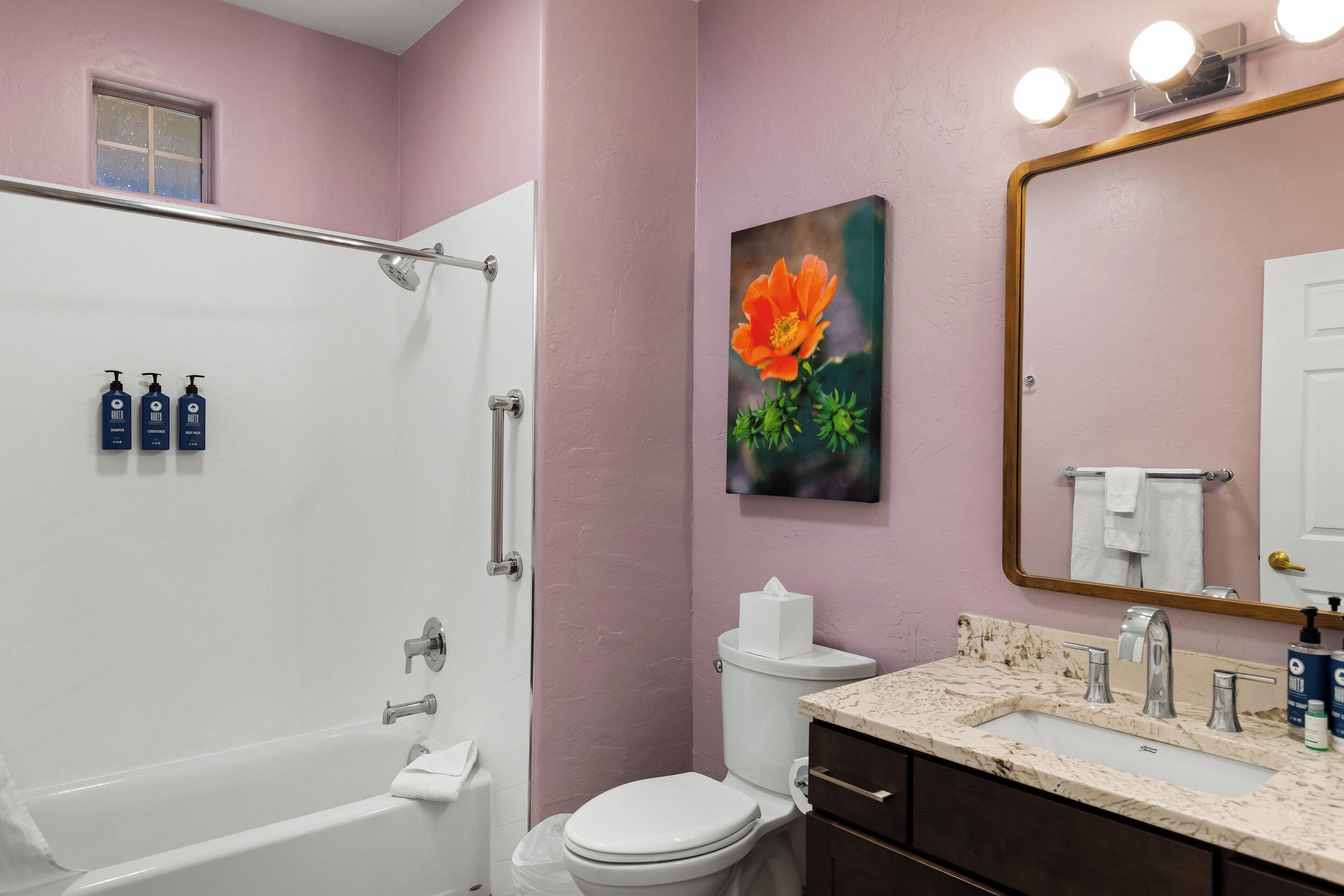 combined shower/bathtub, hair dryer, towels