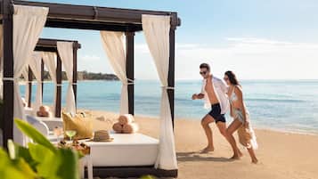 En la playa, playa de arena blanca y camas de playa gratuitas