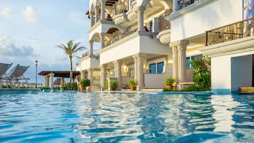 3 piscinas al aire libre, cabañas de piscina (de pago), sombrillas