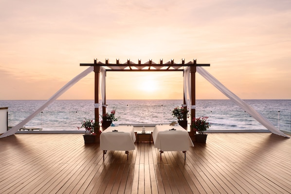 Couples treatment room(s), sauna, hot tub, steam room