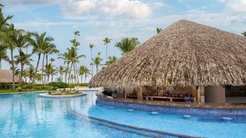 7 Bars/Lounges, Bar im Pool