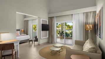 Suite, 2 habitaciones (Club, Tropical or Partial Ocean View) | Área de sala de estar | Televisión LCD de 42 pulgadas con canales por cable y televisión