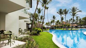 Standaard kamer, 1 kingsize bed (Tropical View | Pool Walk Out) | Uitzicht vanuit de kamer