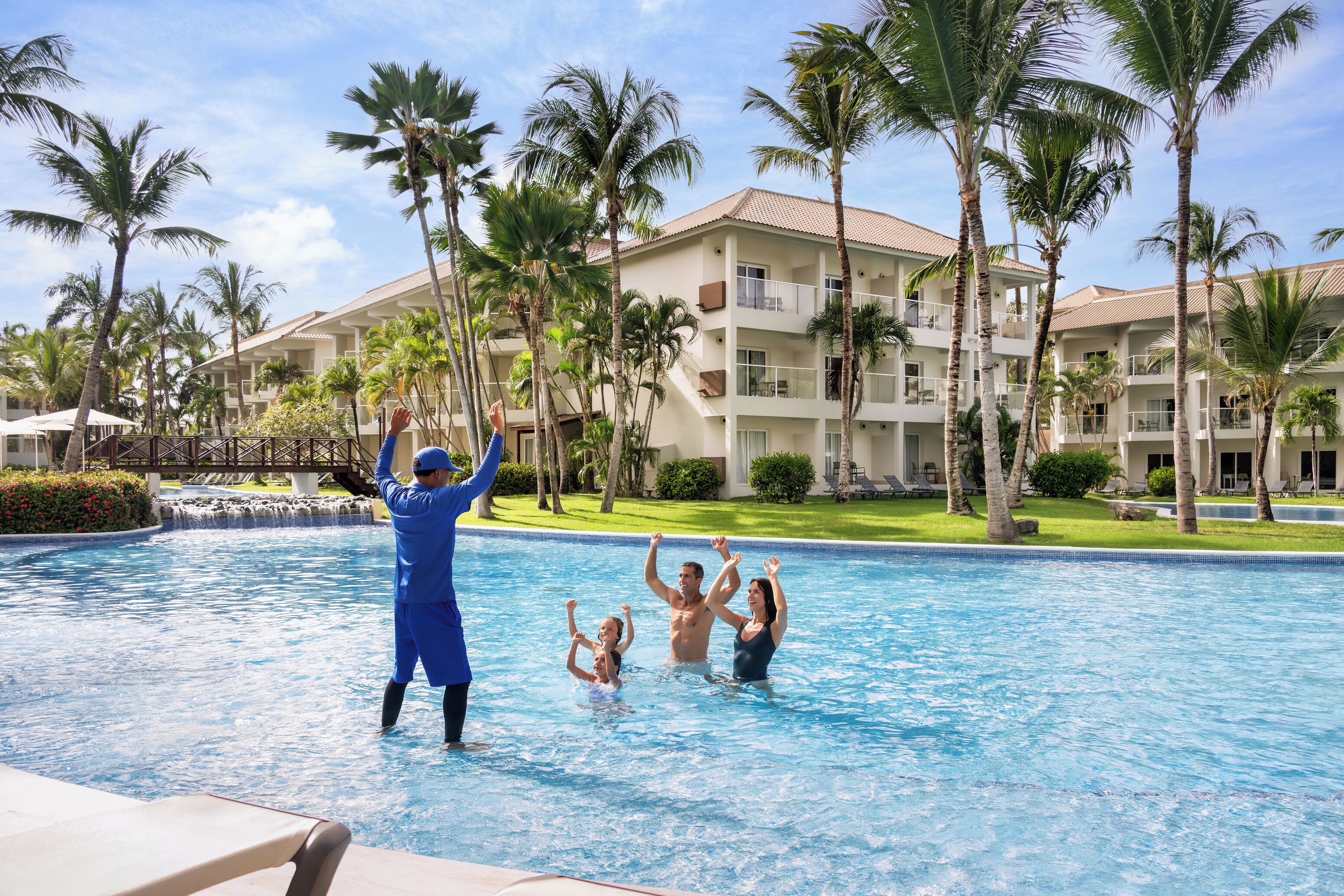 2 piscines extérieures, parasols de plage, chaises longues