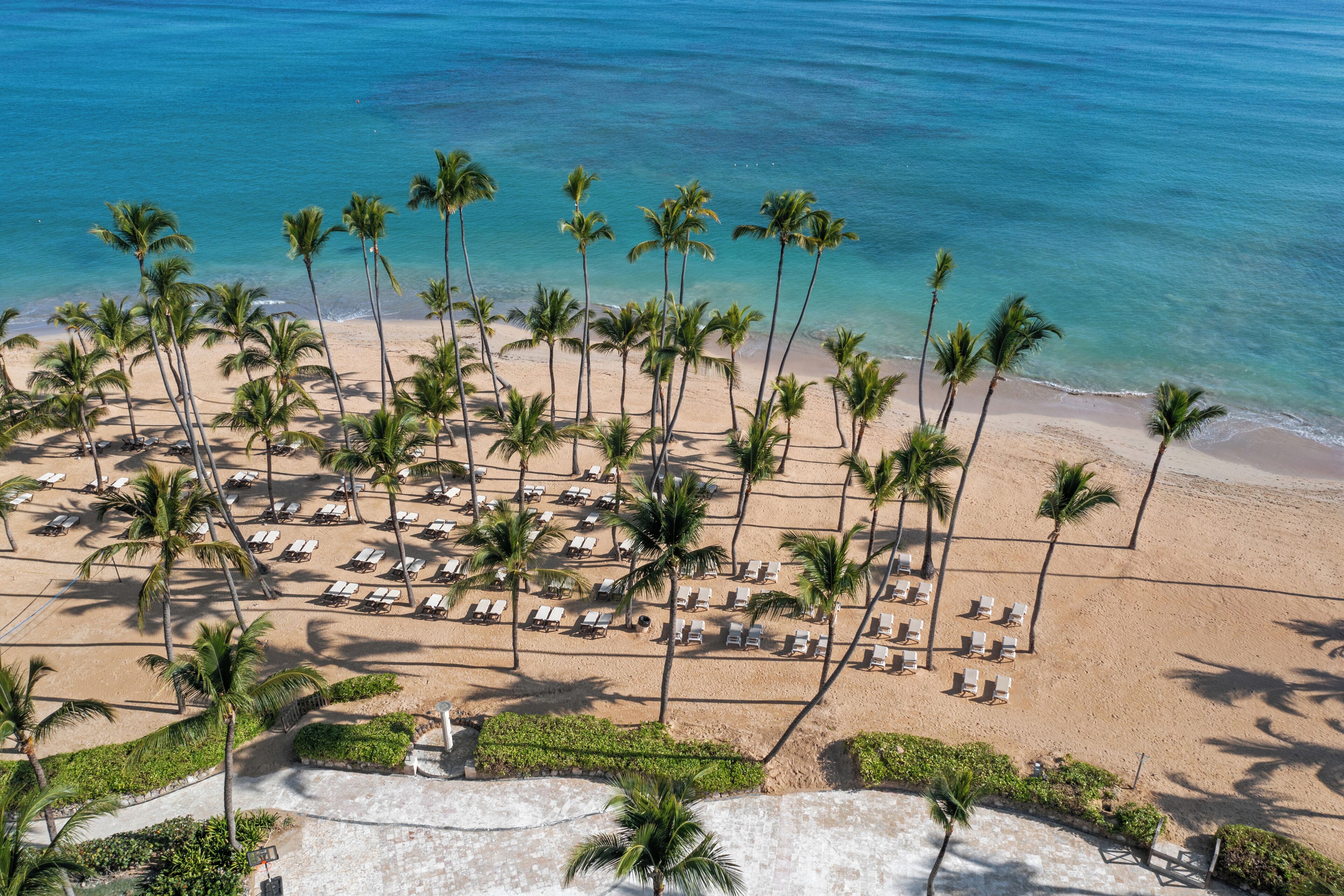 En la playa, camastros, toallas de playa y snorkel 
