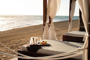Am Strand, Liegestühle, Strandtücher, Schnorcheln