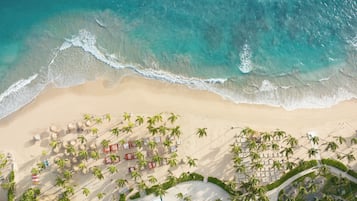 Accommodatie ligt op het strand, ligstoelen, strandlakens, snorkelen