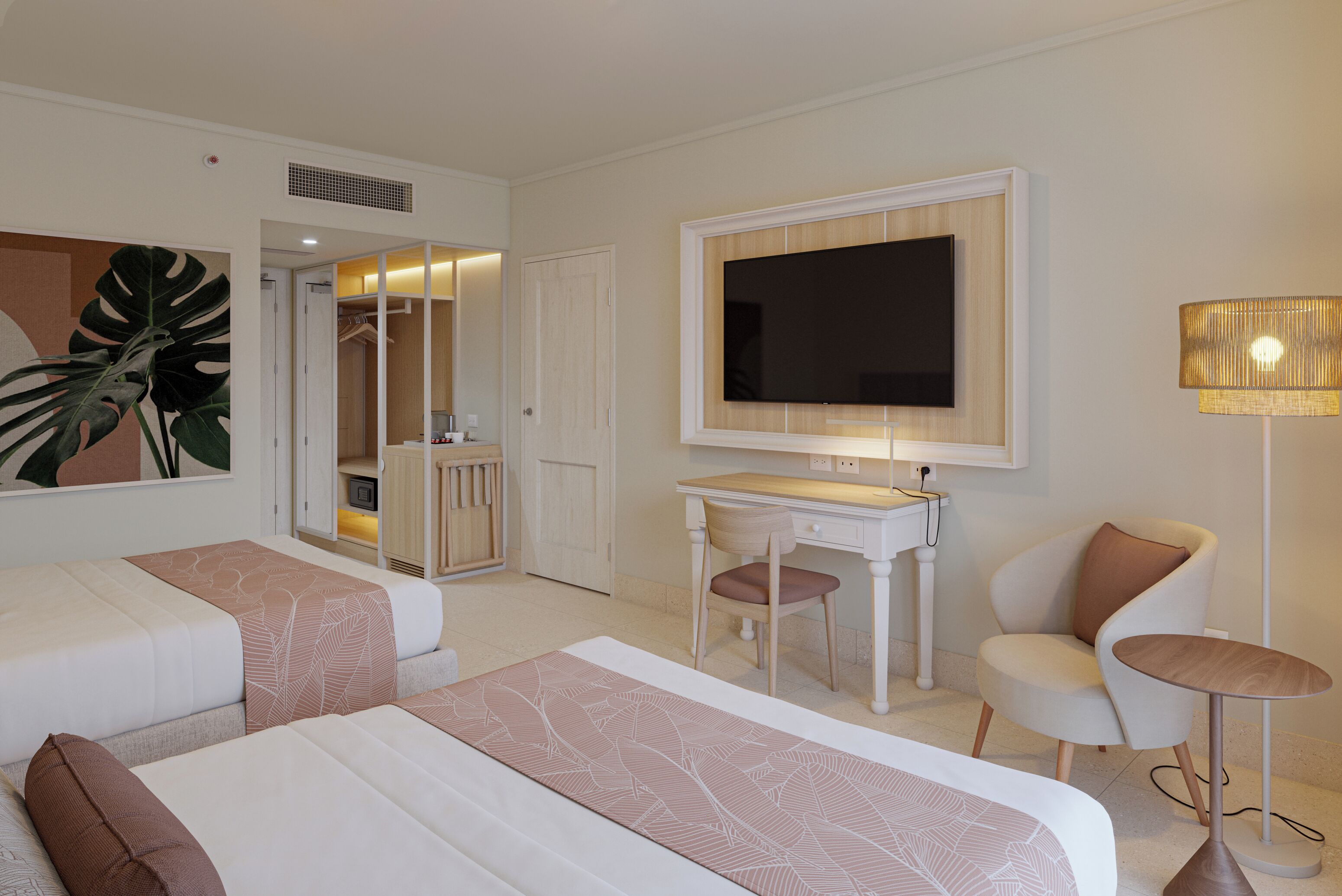 Une chambre d’hôtel avec deux lits, un bureau, une chaise, une télévision et une lampe.