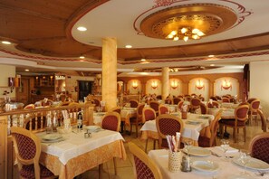 Lunch and dinner served - Hotel Canada (Pinzolo)