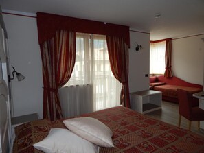 Minibar, in-room safe, desk, blackout curtains - Hotel Canada (Pinzolo)