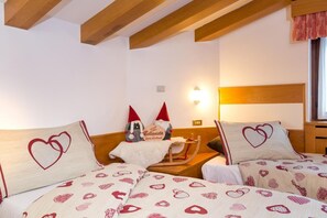 In-room safe, desk, WiFi, bed sheets - Hotel Bellavista (Giustino)