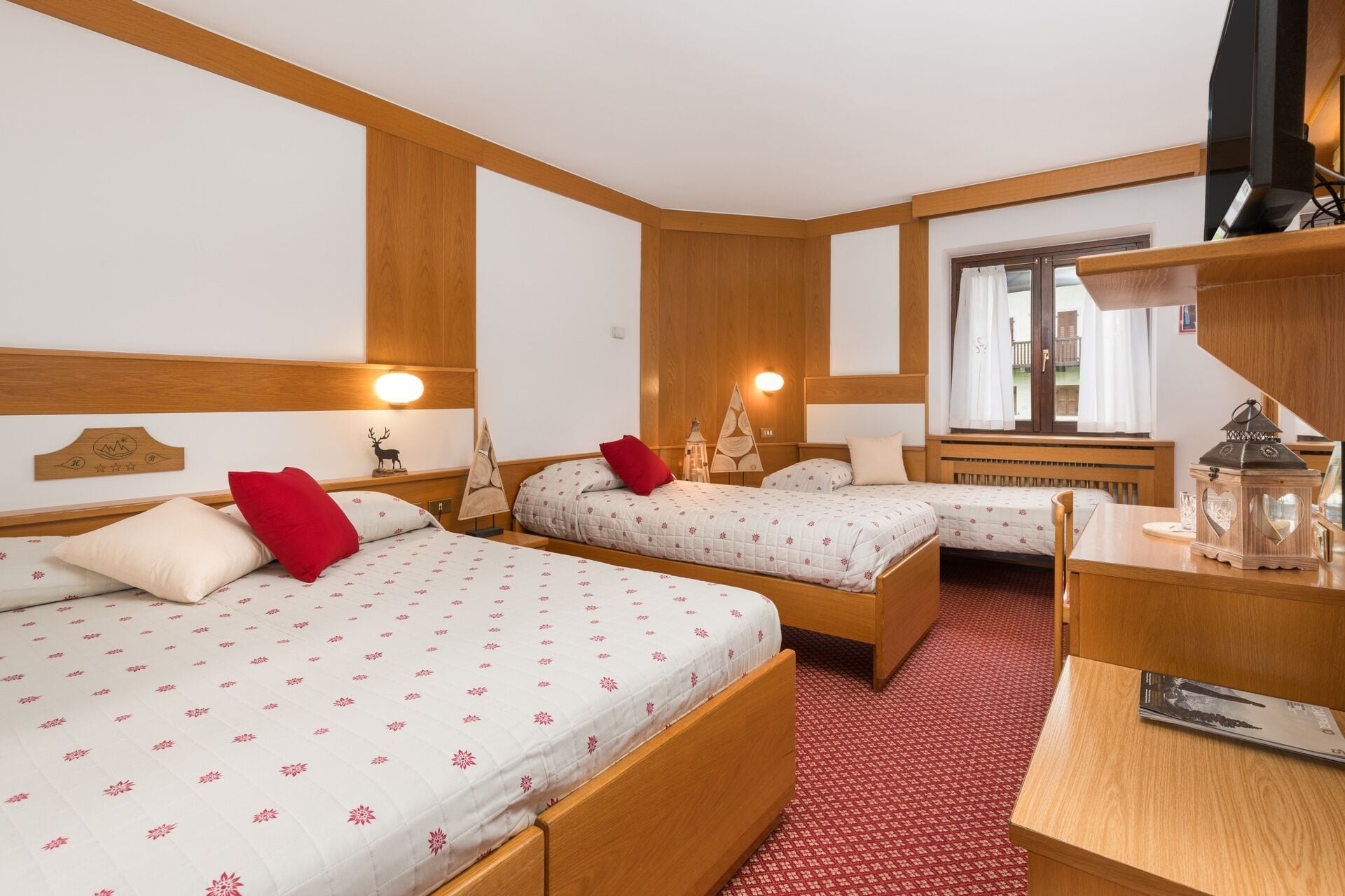 Habitación familiar | Caja fuerte, escritorio, wifi y ropa de cama