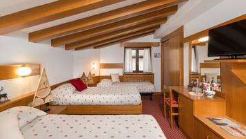 Chambre Familiale | Coffres-forts dans les chambres, bureau, Wi-Fi, draps fournis