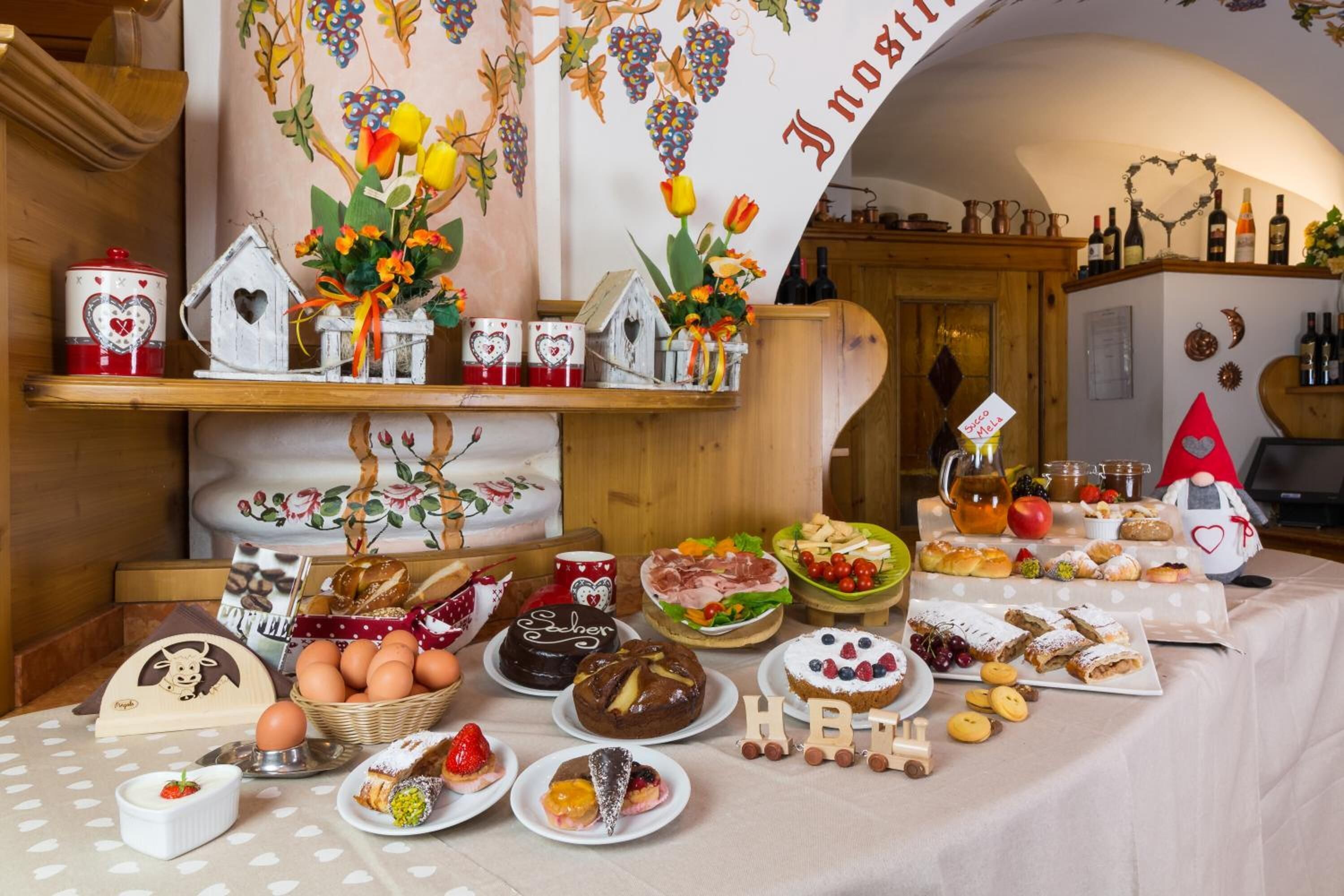 供應午餐和晚餐