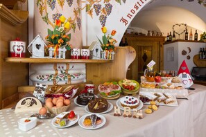 供应午餐和晚餐