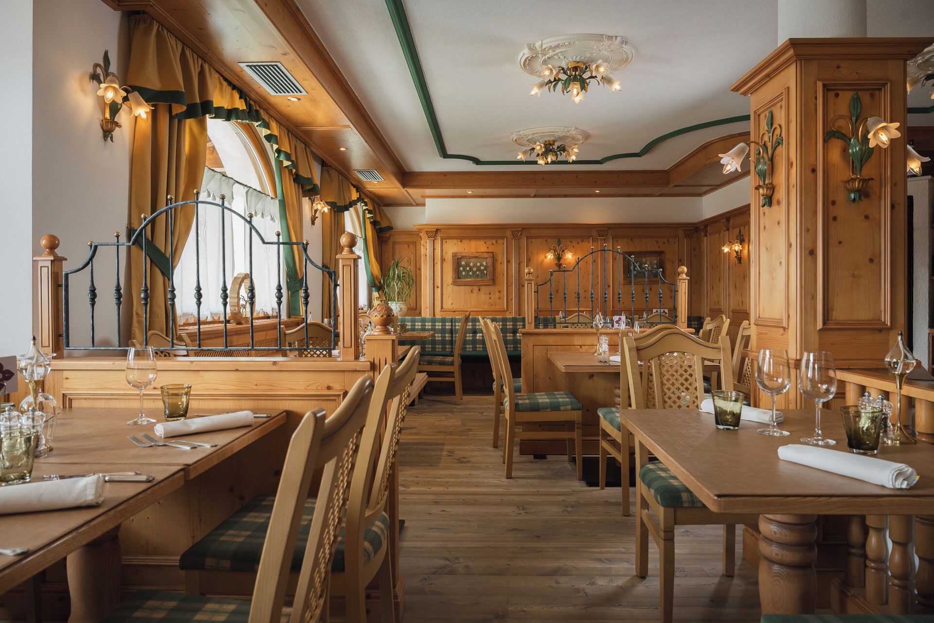 A traditional inn with wooden furnishings, a central fireplace, and a cozy dining area.