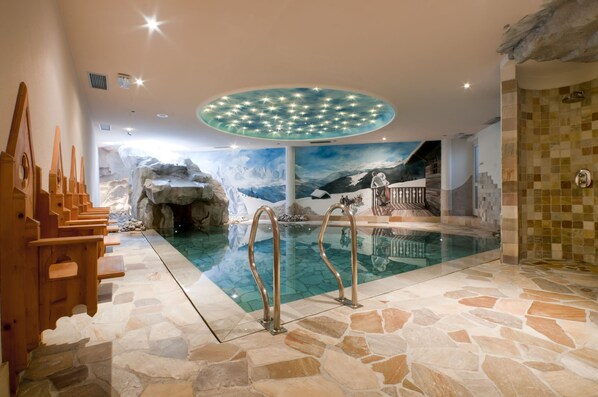 Indoor pool, sun loungers