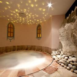 Piscina coperta, lettini