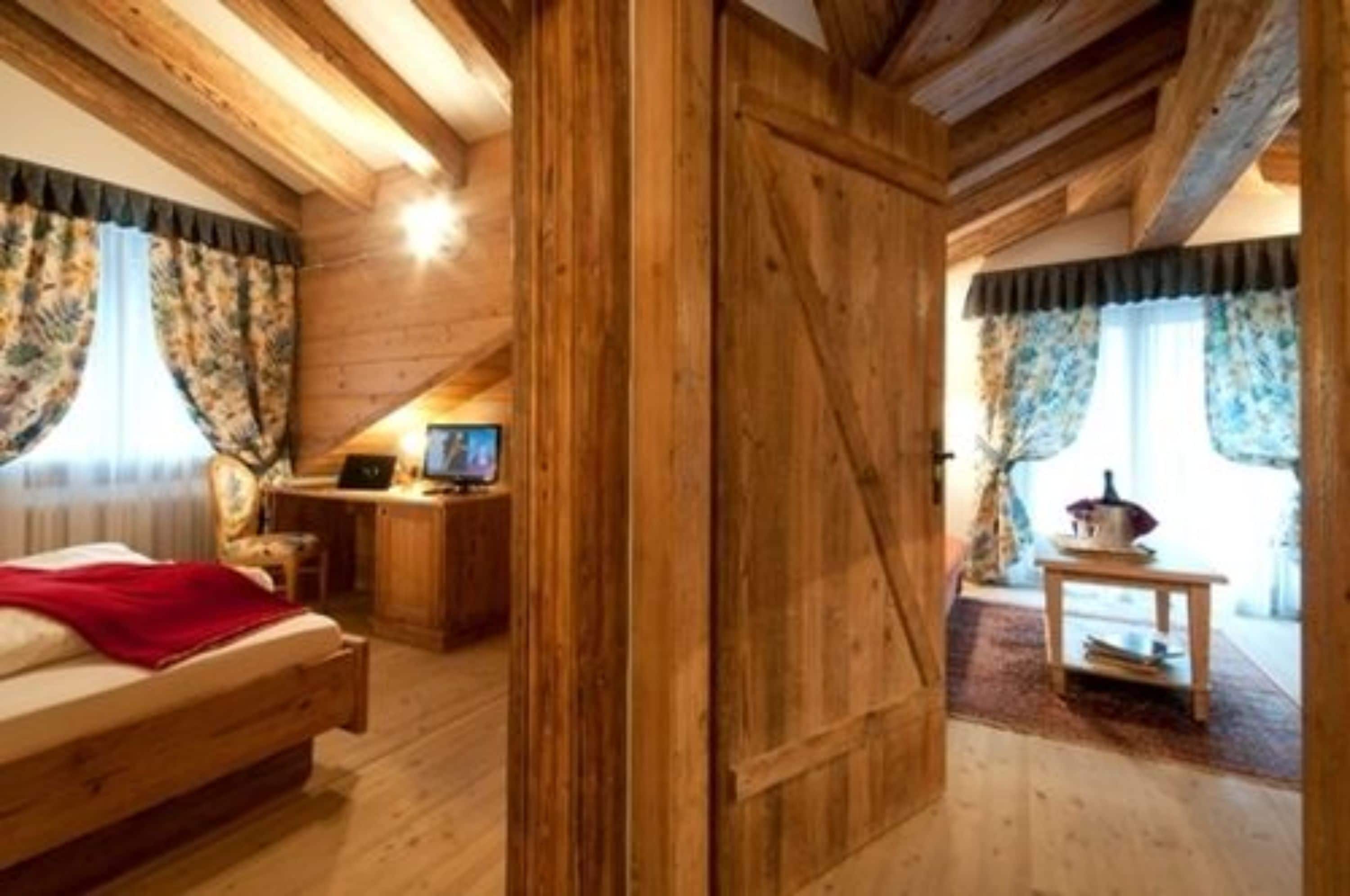 Suite | Seprai premium, selimut bulu angsa, busa memori, dan minibar