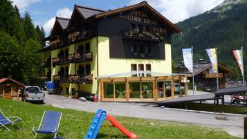 Hotel Gime Doro Garni offers a family-friendly atmosphere with a traditional Alpine facade and spacious balconies.