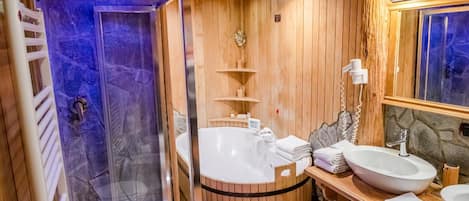 Articles de toilette gratuits, sèche-cheveux, peignoirs, chaussons