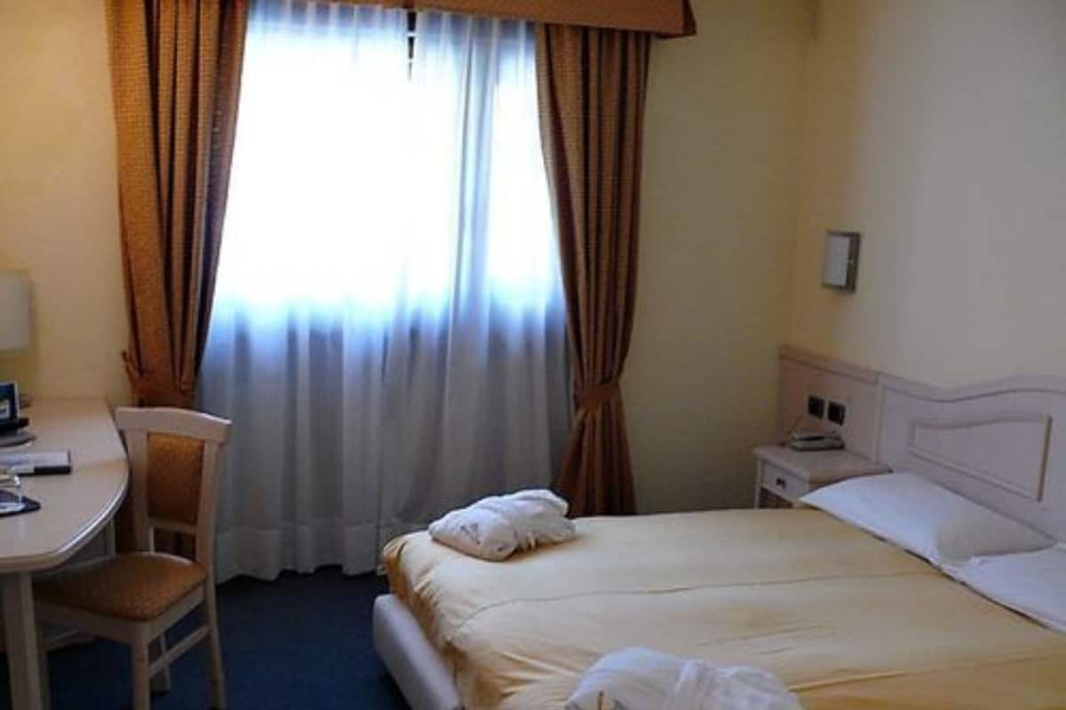 1 camera, copriletto in piuma, minibar, una cassaforte in camera