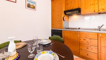 Kühlschrank, Geschirrspüler, Kochgeschirr/Geschirr/Besteck