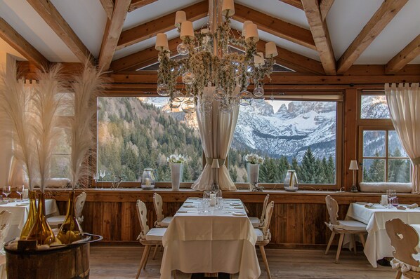 2 restaurants, breakfast, lunch, dinner served; Italian cuisine - Biohotel Hermitage (Pinzolo)