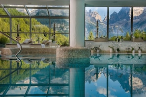 Indoor pool, pool loungers - Biohotel Hermitage (Pinzolo)
