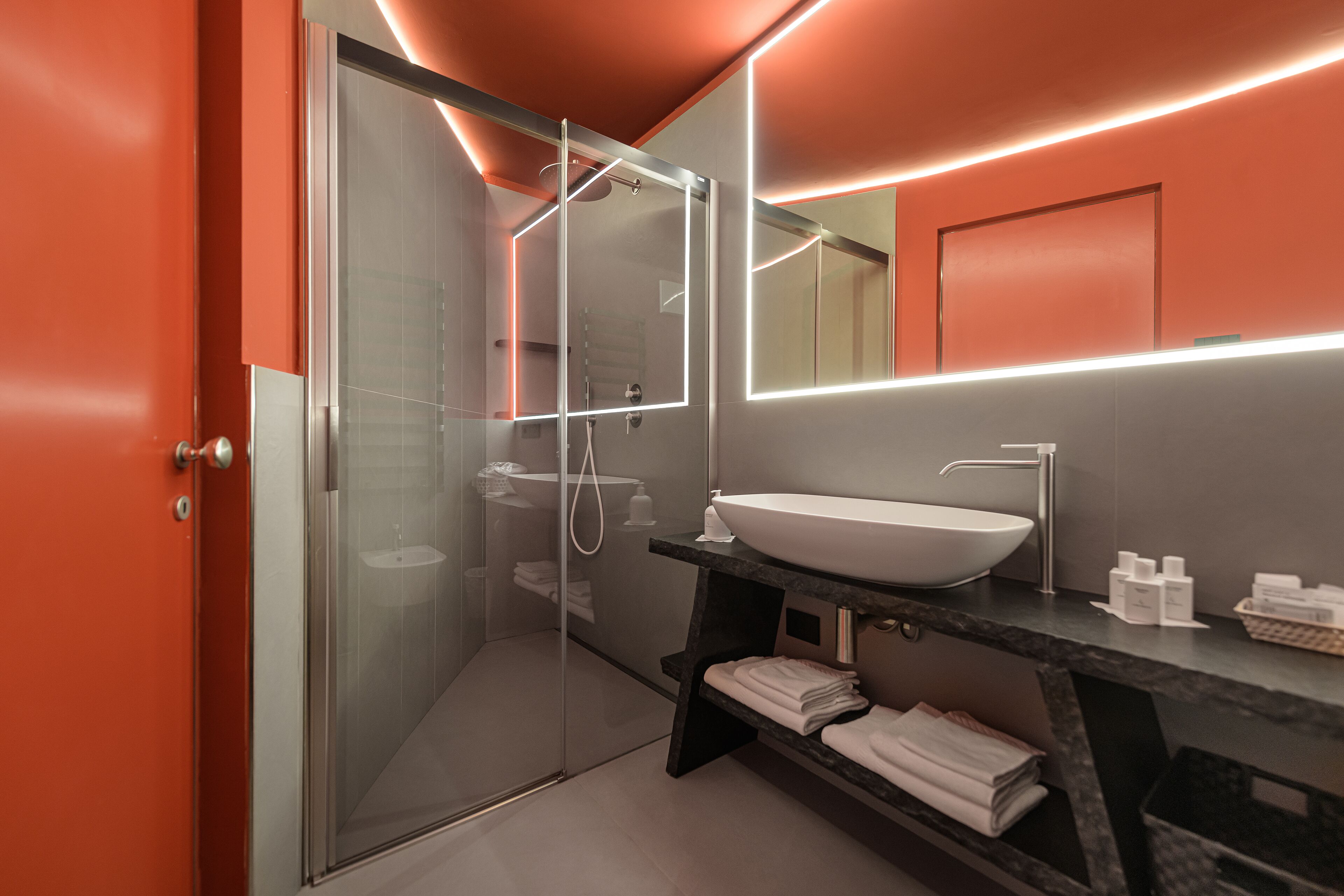 luxury double room | bathroom | free toiletries, hair dryer, bidet, towels