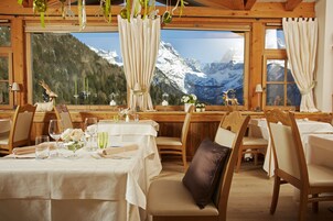 2 restaurants; breakfast, lunch, dinner, and brunch served