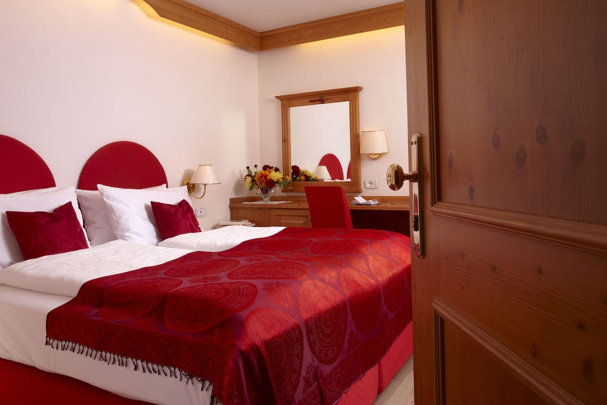 Phòng cơ bản | Bộ đồ giường cao cấp, minibar, két bảo mật tại phòng, bàn