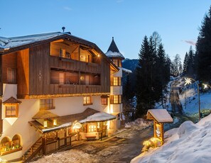 Front of property - Biohotel Hermitage (Pinzolo)